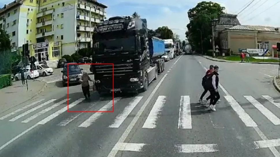 Scenă șocantă la Iași. O femeie a sărit în fața unui TIR, grăbindu-se să traverseze - VIDEO