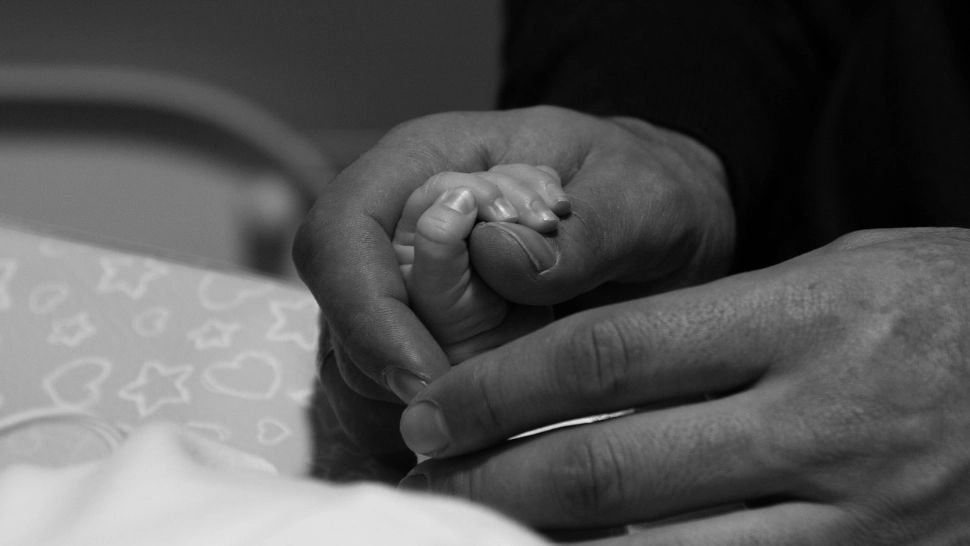 Un bebeluș a fost găsit mort după ce bunica l-a abandonat printre stânci. Mama copilului are 13 ani