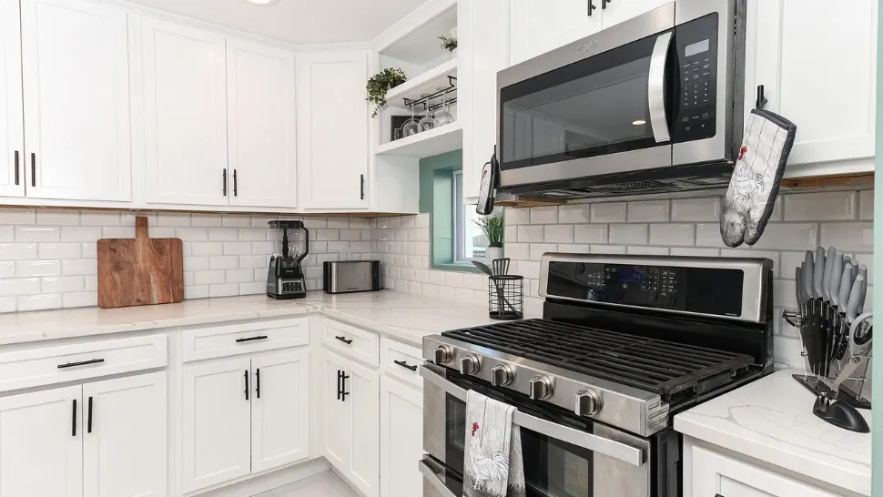 Greșeala care îți poate strica cuptorul cu microunde: Cum să-l cureți corect