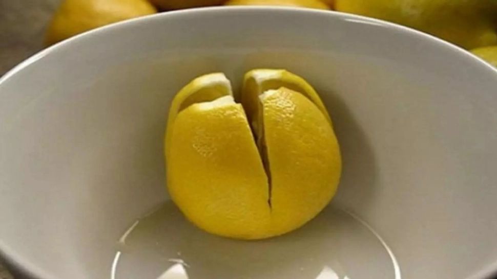 Ce se întâmplă dacă tai o lămâie în 4 și o ții în dormitor peste noapte. Trucul care îți va schimba viața