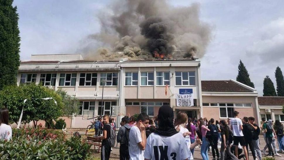 Scene șocante într-o instituție de învățământ. Elevii clasei a 9-a au dat foc liceului la final de an