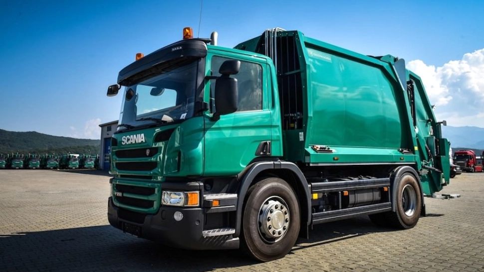 Mașină de gunoi scăpată de sub control, în Mureș. Șoferul este în comă după ce a fost strivit