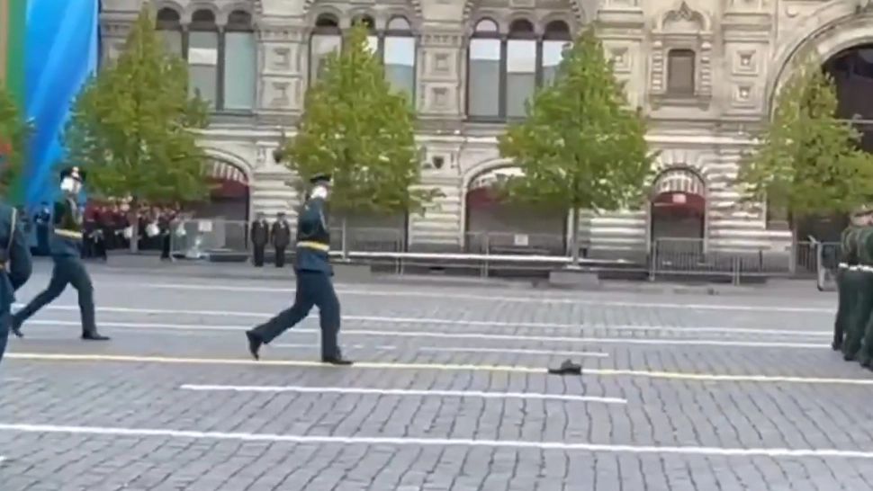 Scenă hilară la Moscova. Un soldat și-a pierdut pantoful la parada de Ziua Victoriei - VIDEO