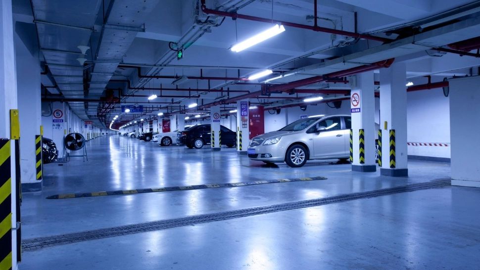 Accident în parcarea subterană a unui mall din Capitală. Doi copii au fost răniți după ce mai multe mașini s-au ciocnit VIDEO