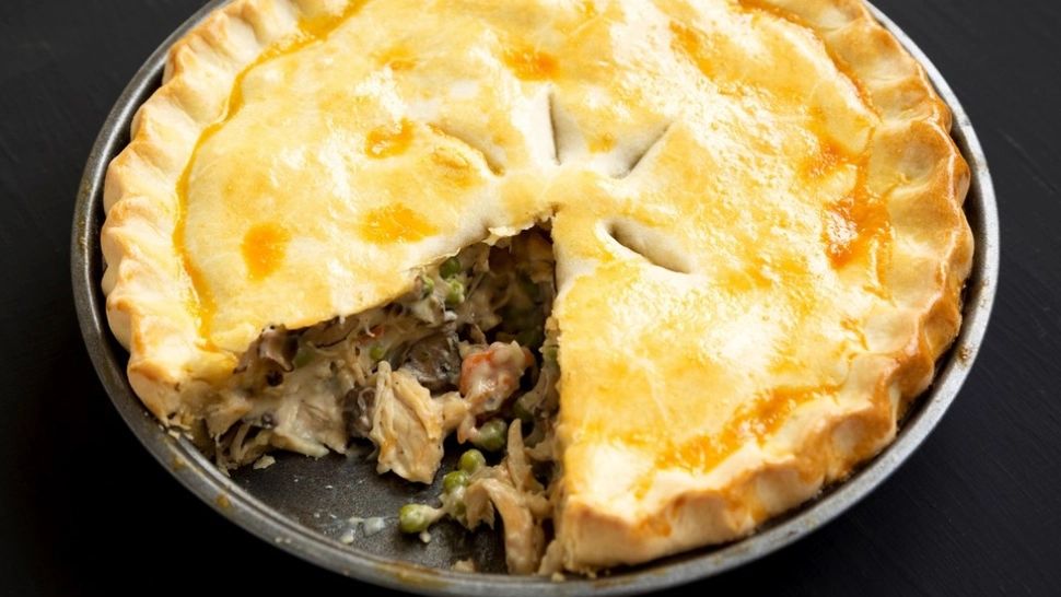 Plăcintă englezească de pui cu smântână pentru masa de prânz. Rețeta pe care o poți adapta ușor după propriul gust