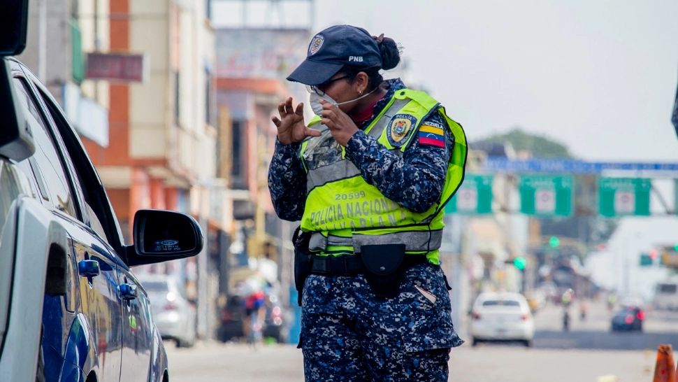 Evadare spectaculoasă. Convoi cu deținuți atacat de mafioți