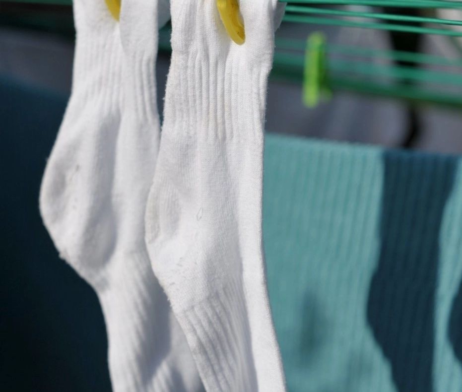 Trucuri pentru şosete albe. Cum le faci să arate ca noi, folosind ingrediente din propria bucătărie