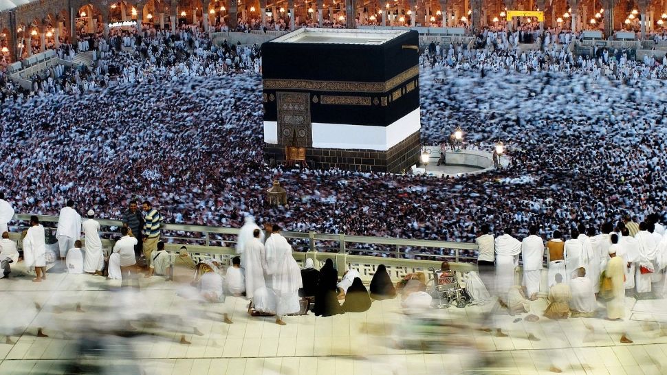 Ce se află, de fapt, în Kaaba, misteriosul cub negru de la Mecca. Unii musulmani cred că este un meteorit cu puteri supranaturale 