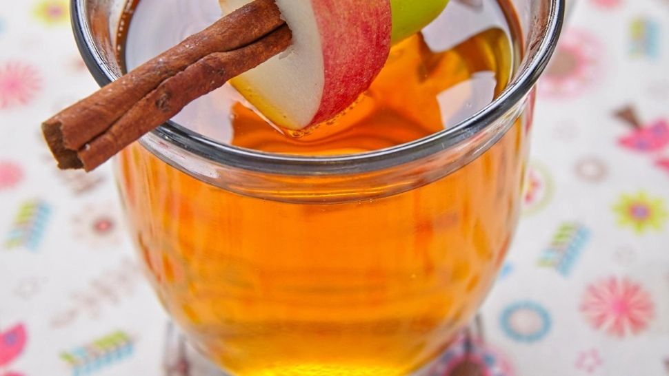 Beneficiile oțetului de mere dimineața, pe stomacul gol. De ce tot mai mulți oameni aleg să îl consume: efectul este uluitor