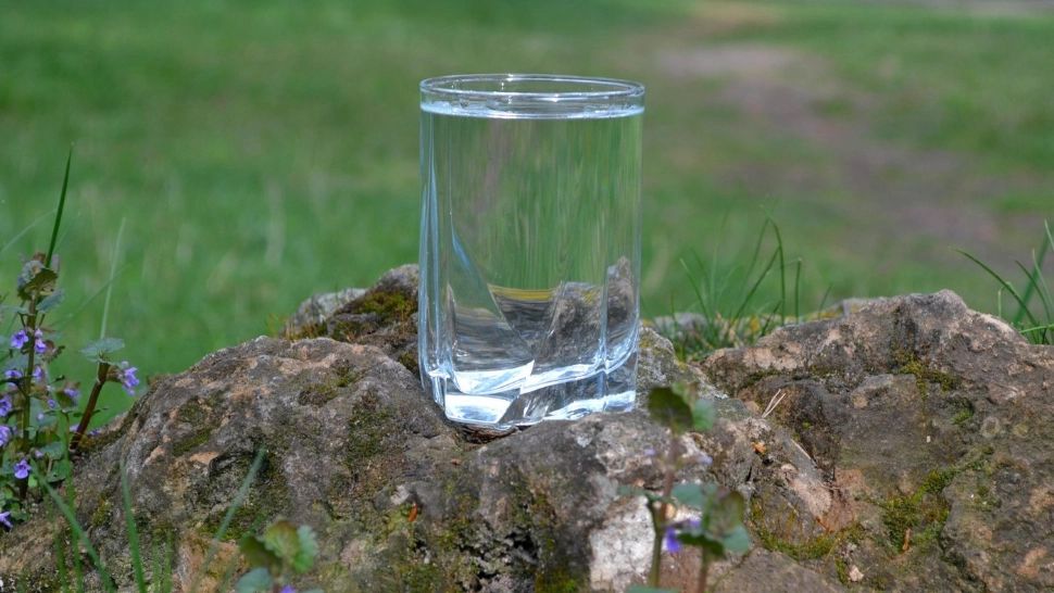 Locul unic din România unde există un izvor de „apă vie”. Legenda uimitoare din spatele său: cum ne poate ajuta