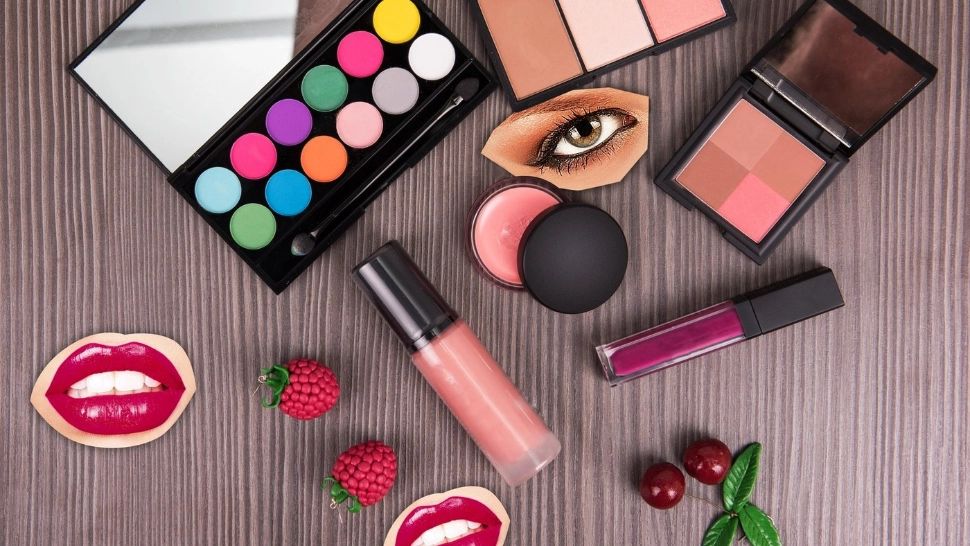 Vara bate la ușă! Cum obții un look proaspăt, potrivit pentru ieșirile în oraș cu prietenii