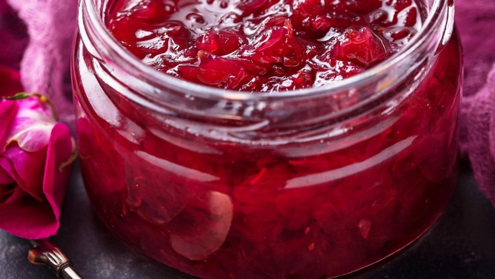 Dulceața de trandafiri, deliciul copilăriei. Trucuri simple pentru a obține un preparat parfumat și extrem de gustos