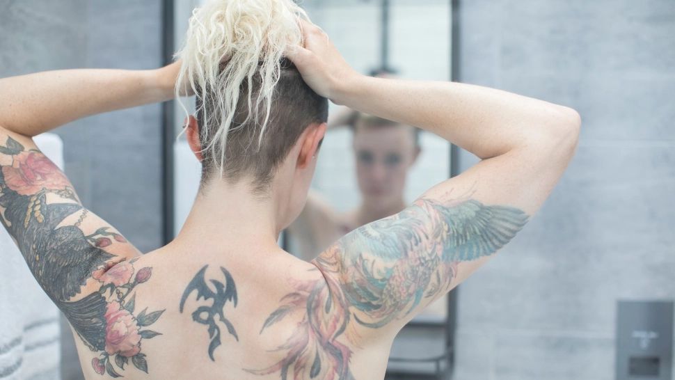 Noi REGULI pentru saloanele de tatuaj: minorii NU mai pot beneficia de procedură și nici să își facă piercinguri. Ce a decis Ministerul Sănătății