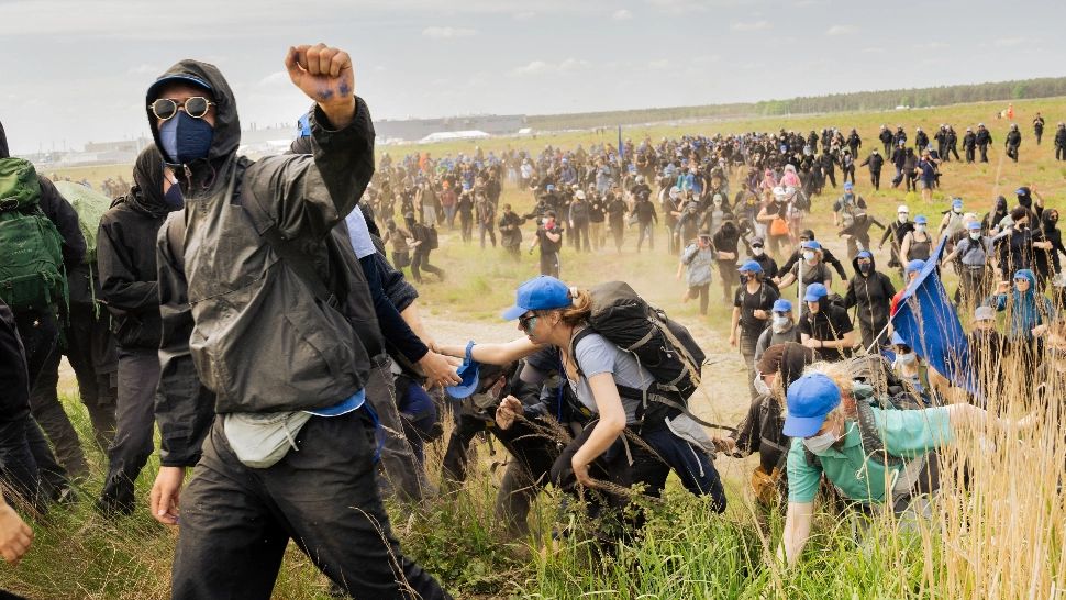 Scene ireale în Germania. Sute de activiști au luat cu asalt o uzină Tesla. Reacție furibundă a lui Elon Musk - VIDEO