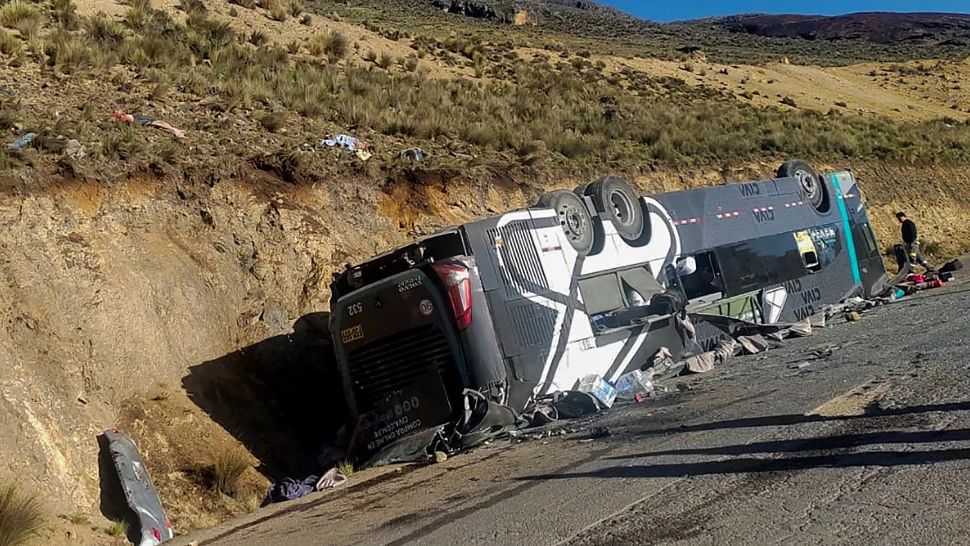 16 persoane au murit după ce un autobuz a căzut într-o prăpastie adâncă de 100 de metri, în Peru
