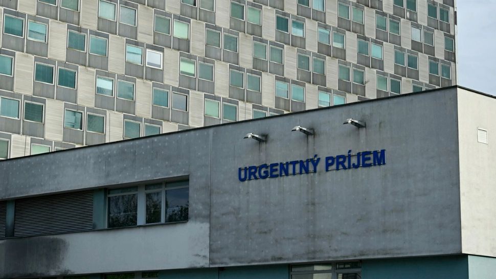 Premierul slovac a fost operat din nou și se zbate între viață și moarte. Directoarea spitalului: „Starea sa se menţine foarte gravă”