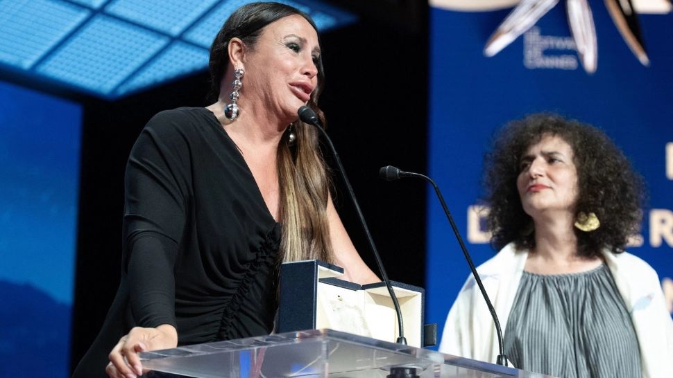 Un bărbat de 52 de ani a câștigat titlul de cea mai bună actriță la Festivalul de la Cannes. "Karla Sofia" Gascon a plâns la primirea trofeului