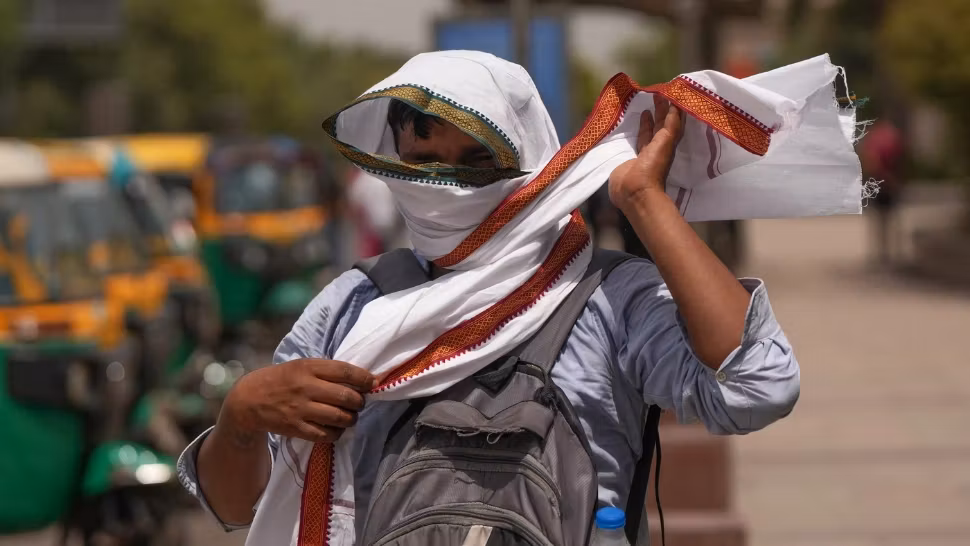 India fierbe, la propriu. Temperatură record de 52,3°C, înregistrată miercuri la New Delhi