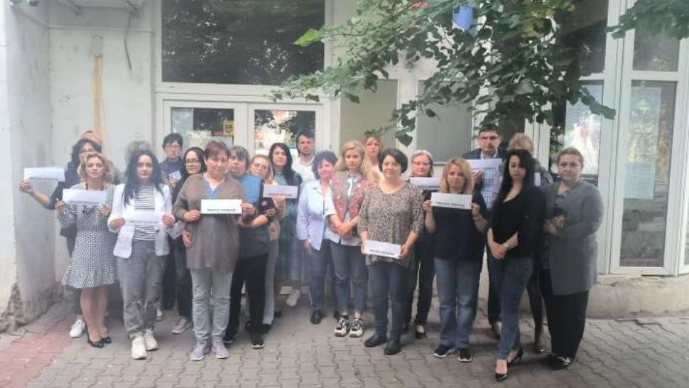 Angajaţii APM au ieșit în stradă să își ceară drepturile: Protest pentru alinierea salariilor cu cele de la nivel naţional