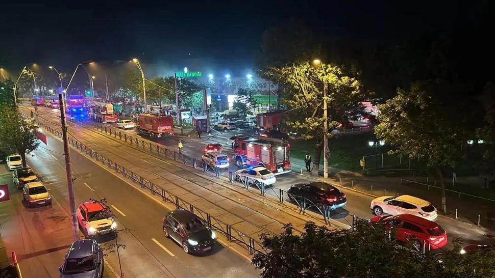 Incendiu în Piața Rahova din Capitală. A luat foc un magazin Economat VIDEO