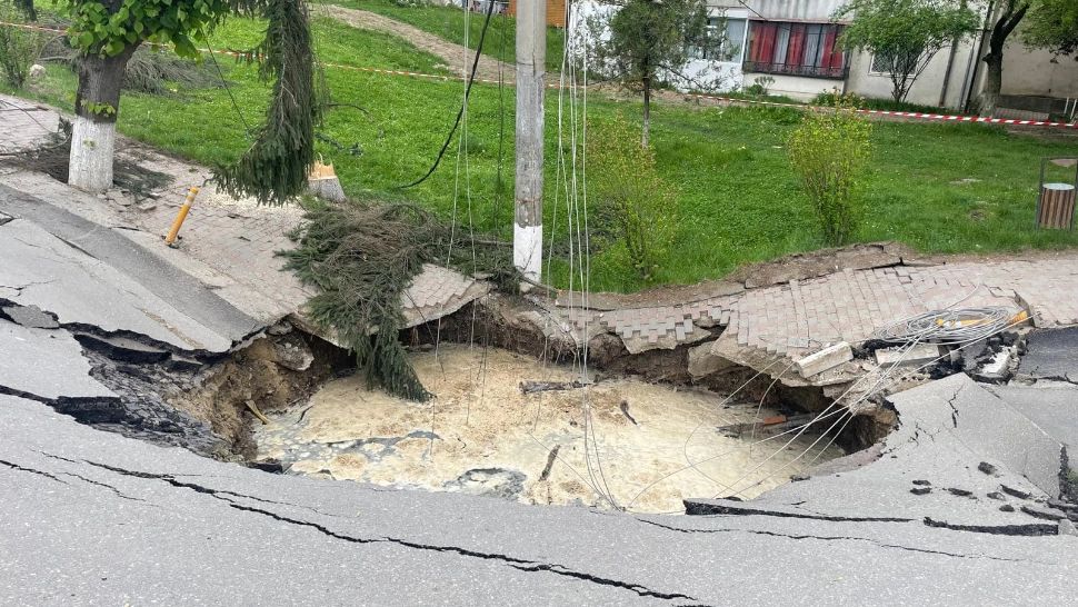 VIDEO Craterul de pe strada 23 August din Slănic a fost umplut. Anunțul prefectului judeţului Prahova