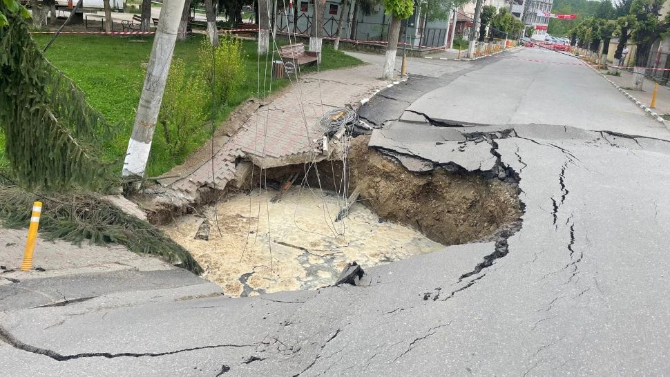  Stradă surpată la Slănic. Guvernul a alocat fonduri de urgenţă pentru stabilizarea solului