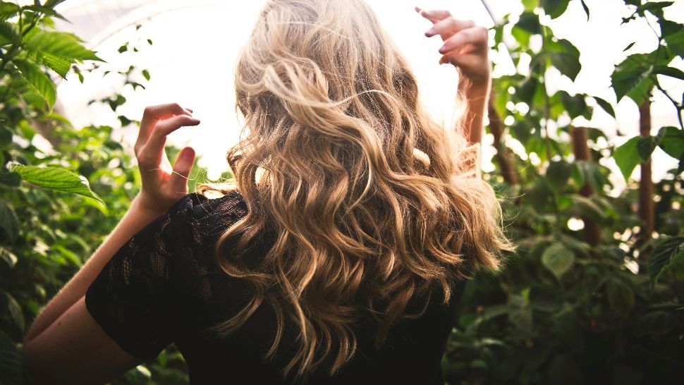 Ce să adaugi pe lista de cumpărături dacă îți cade părul. Nuțrientii pe care trebuie neapărat să îi oferi corpului 