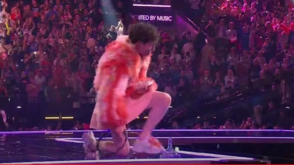 Nemo, câştigătorul Eurovision, a spart trofeul pe scenă, dar a primit altul în schimb: Nu am spart doar codul, am spart şi trofeul 