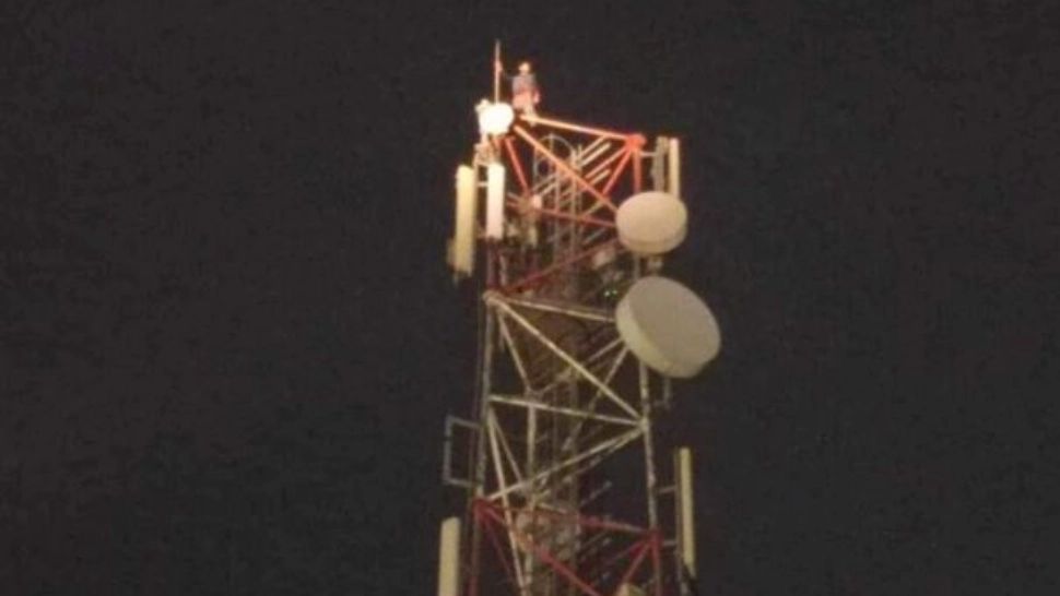 Ucraineanul care amenința că se aruncă de pe o antenă radio din Balotești, Ilfov, a fost convins să coboare