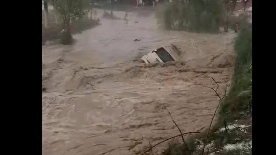 Prăpăd într-o localitate din Prahova. Viitura a luat pe sus mai multe mașini VIDEO