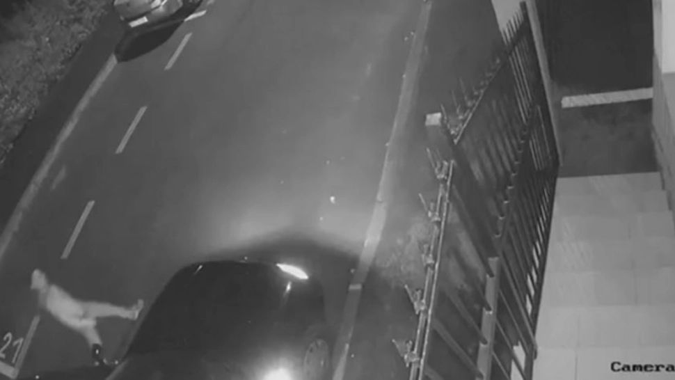 Mașini vandalizate de un grup de tineri. Autorii sunt de negăsit