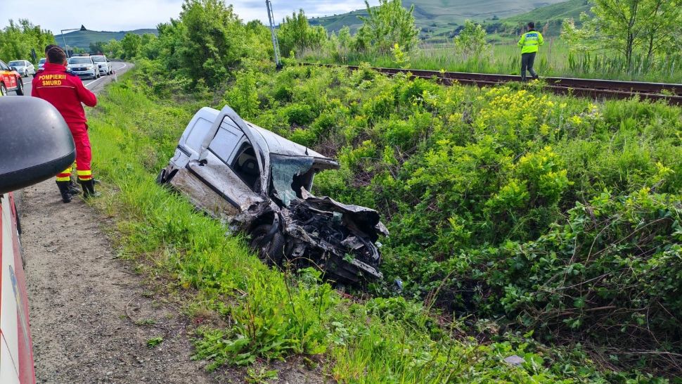 Tragedie în prima zi de Paște. Un șofer a fost lovit de tren, pentru că s-a aventurat să traverseze calea ferată, deși semnalul era roșu