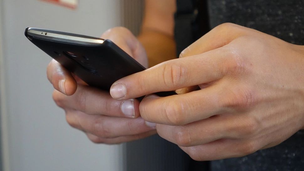 Secretele WhatsApp: Cum să afli locația unui contact fără să își dea seama