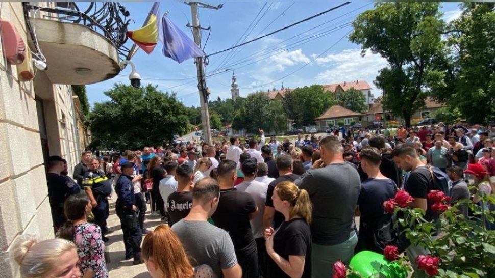 Scandal uriaș în fata primăriei din Săcueni, în Bihor. Sute de oamenii îi cer edilului UDMR să plece și îl acuză că vrea să schimbe rezultatul votului - VIDEO