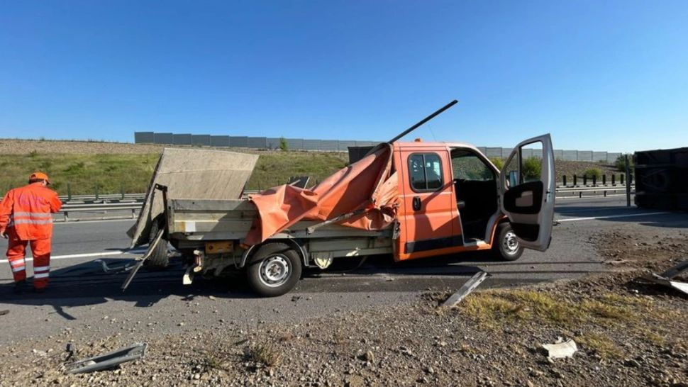 Autoutilitară a drumarilor, izbită de un camion pe A3! Angajații au scăpat la mustață: unde se aflau în momentul impactului 