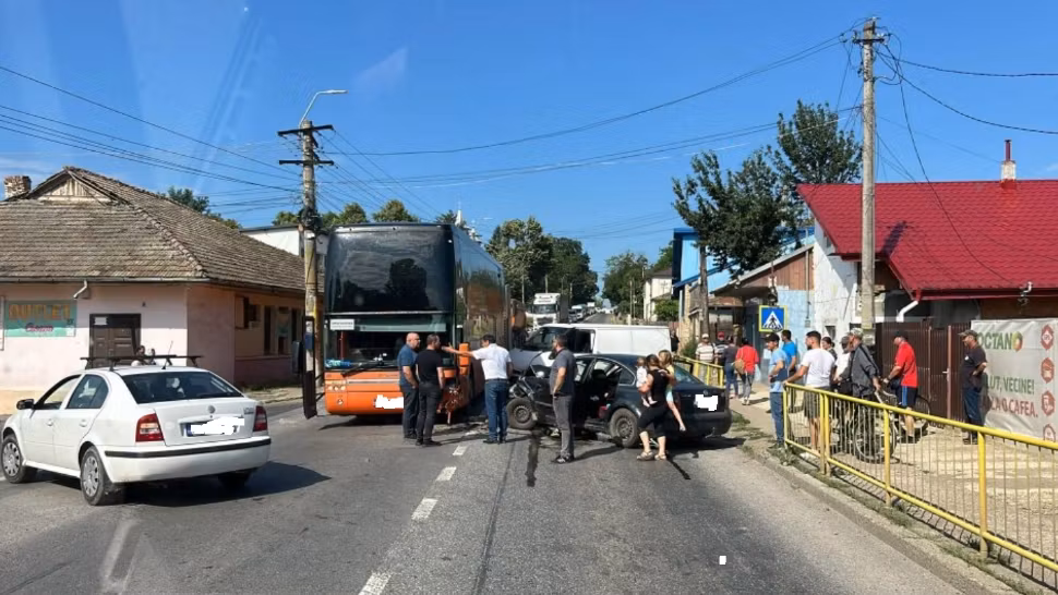 Plan Roșu de intervenție la Iași! Un autocar cu 55 de persoane şi două maşini, implicate într-un accident grav la Podul Iloaiei