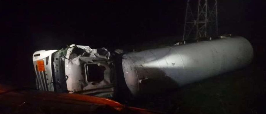 Pericol pe șosea: cisternă cu 21 de tone de GPL, răsturnată la ieşirea din Huşi. Pompierii au intervenit de urgență