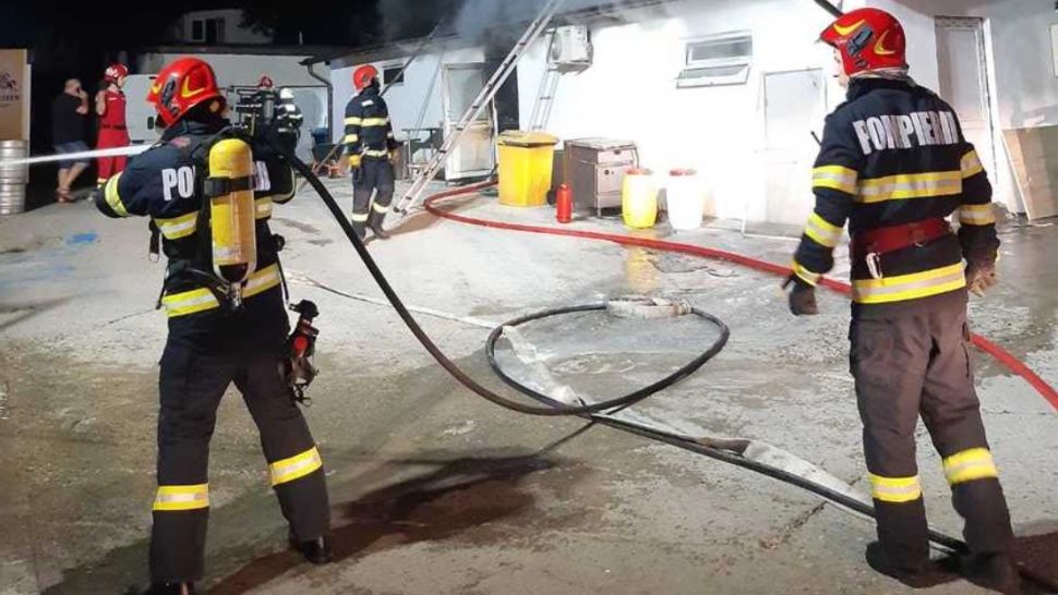 Incendiu la o pensiune de la Ocnele Mari! 14 persoane, turiști și angajați, s-au autoevacuat