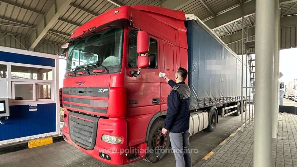 Șofer turc, cercetat pentru ultraj și conducere sub influența alcoolului. Bărbatul a ATACAT cu cuțitul un polițist de frontieră
