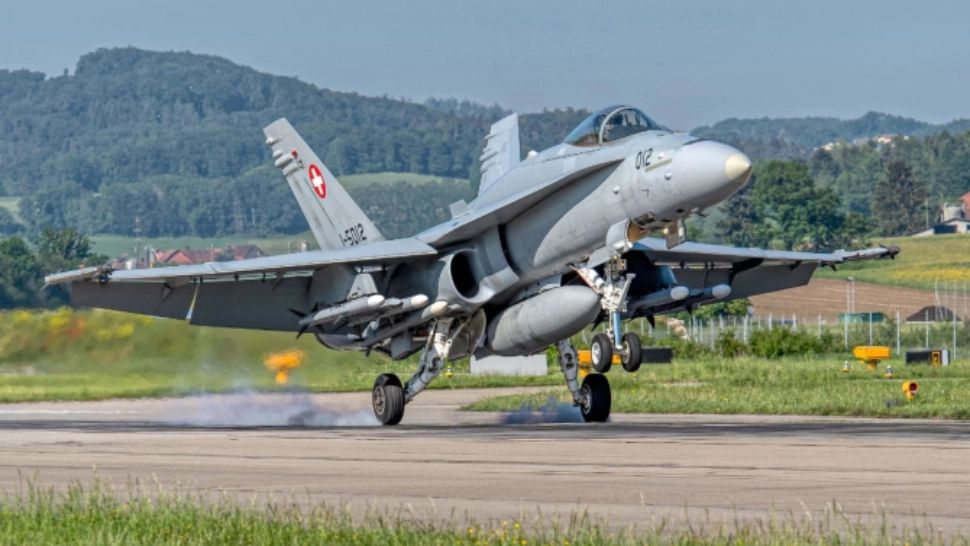 Avioanele de luptă pe autostradă, IMAGINI incredibile. Un stat european a revenit la strategiile din Războiul Rece - FOTO