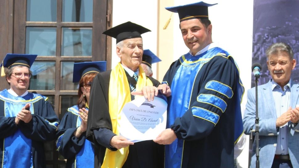 Cel mai în vârstă student din România a absolvit, sâmbătă, Universitatea "1 Decembrie 1918"din  Alba Iulia. Evenimentul, marcat cu ropote de aplauze
