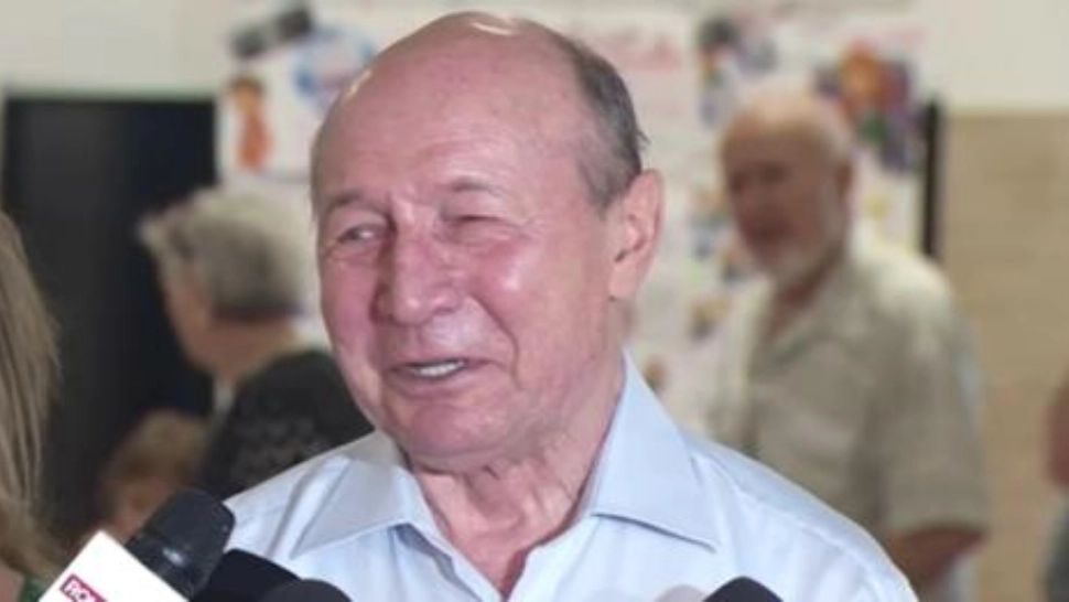 Traian Băsescu a votat și a fugit de întrebările jurnaliștilor. Fostul președinte, deranjat de întrebările despre colaboratorii Securității - VIDEO