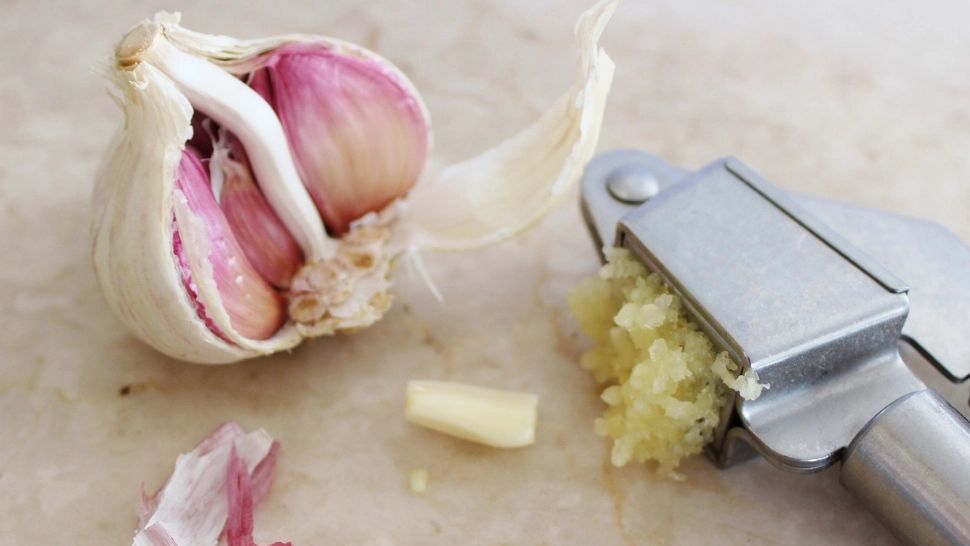Cum scapi rapid de mirosul de usturoi din gură. Remedii care combat această neplăcere
