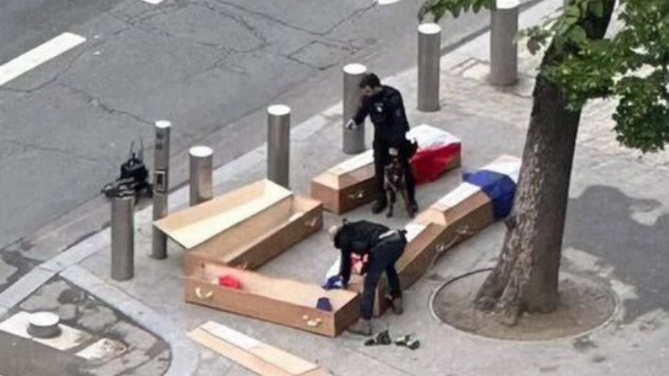 Cinci sicrie misterioase au apărut la picioarele Turnului Eiffel, cu inscripţia "Soldaţi francezi din Ucraina"