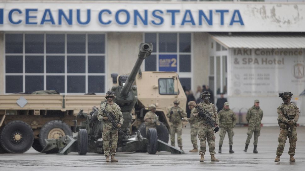 Reportaj BBC: Satul românesc care va deveni cea mai mare bază aeriană NATO din Europa