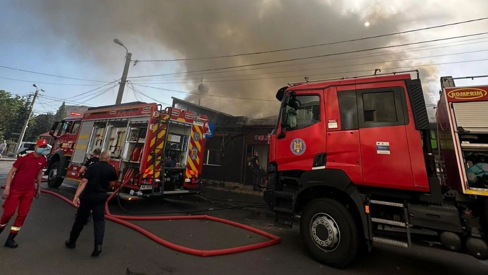 Incendiu violent, la un magazin din Ploiești: mesaj Ro-Alert - degajări mari de fum. VIDEO