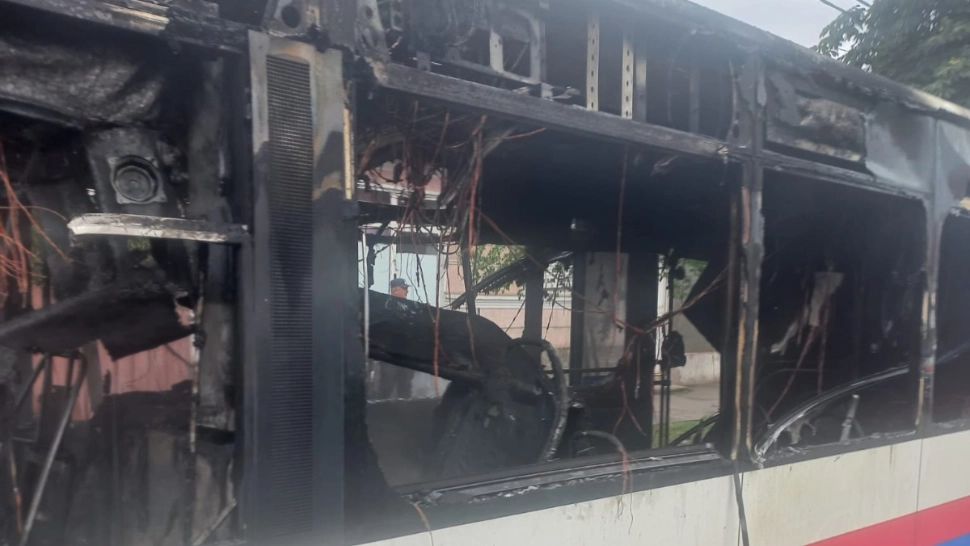 Incendiu la un autobuz cu călători aflat în mers: mașina s-a făcut scrum - FOTO