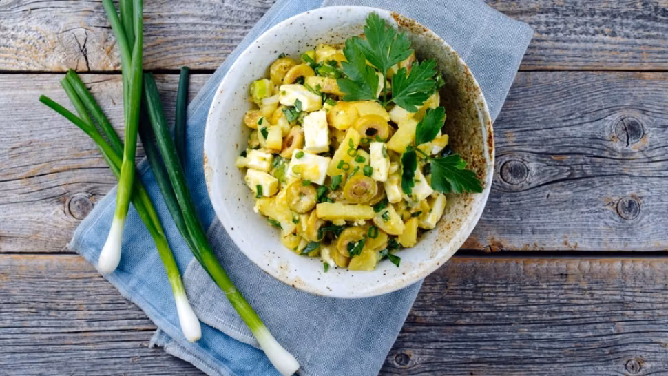 Legume care fac diferența în salata de cartofi. Aceste secrete culinare o duc la nivelul următor