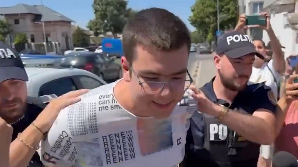 Studentul din Constanța care și-a incendiat profesorul a fost REȚINUT pentru tentativă de omor 