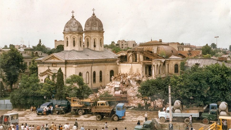 19 iunie 1987. Cum a fost demolată Biserica "Sfânta Vineri", la ordinul Elenei Ceaușescu. Bucureștenii au asistat îngroziți, ținuți la distanță de milițieni și securiști - FOTO/VIDEO